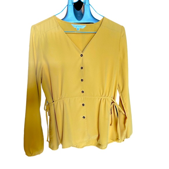 Yellow Downeast button up top with ties at the waist - Picture 1 of 4
